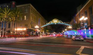Distrito Gaslamp de San Diego de noche con luces y vida nocturna