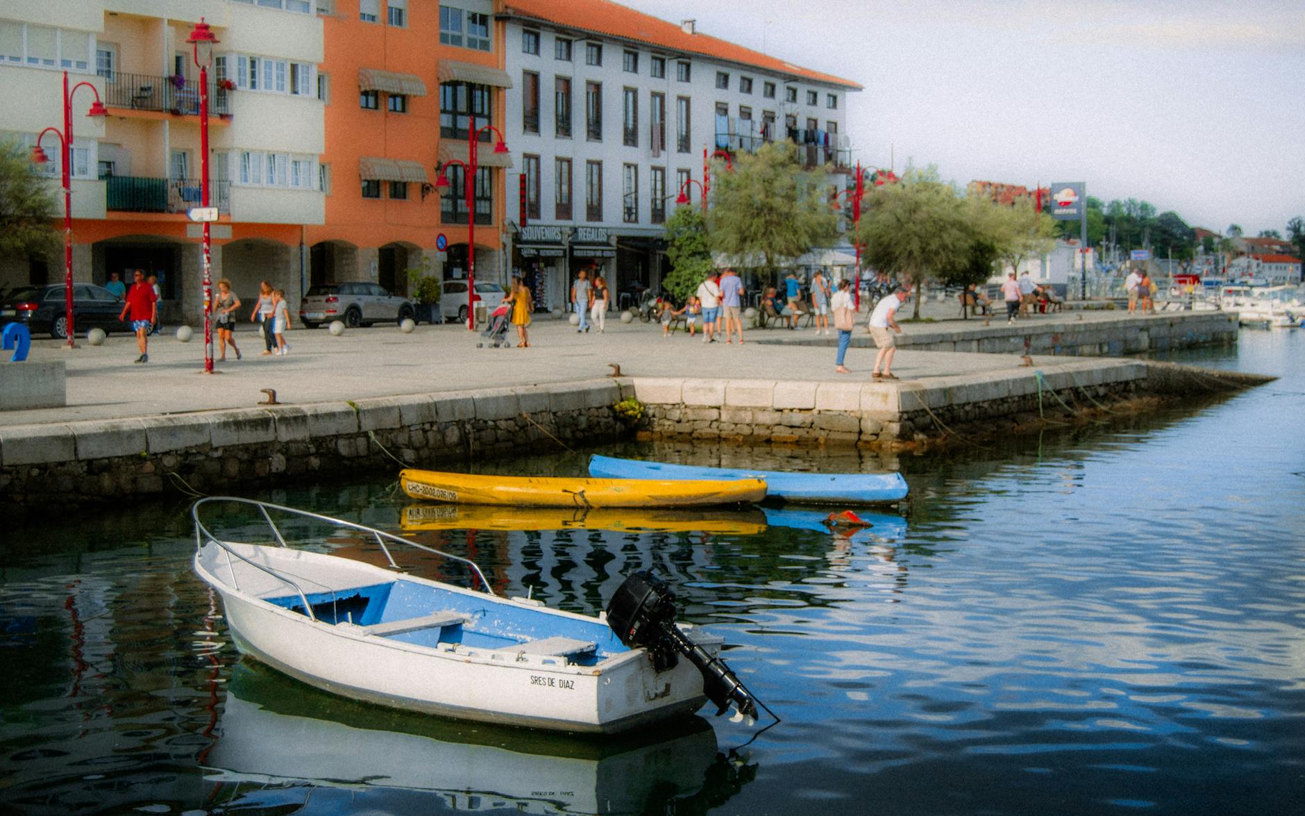 Ribadesella: guía de viaje y turismo sin gluten 2026 1 Puerto asturiano con barcos y edificios coloridos en Asturias