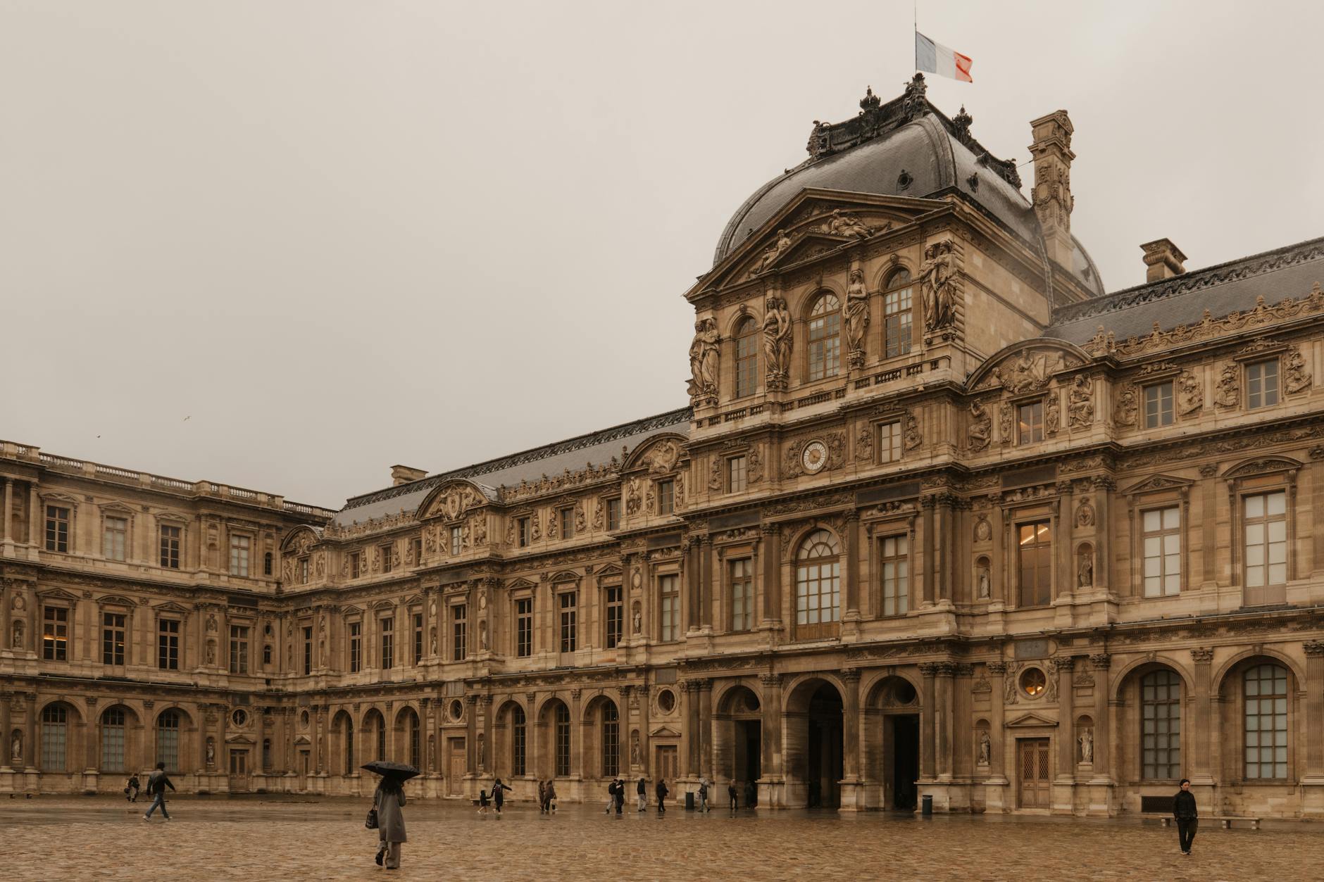 Museos curiosos de Europa: cuatro visitas que no te esperas 2 Edificio de arquitectura medieval gótica con arcos y paredes de piedra, similar al Museo de Cluny en París
