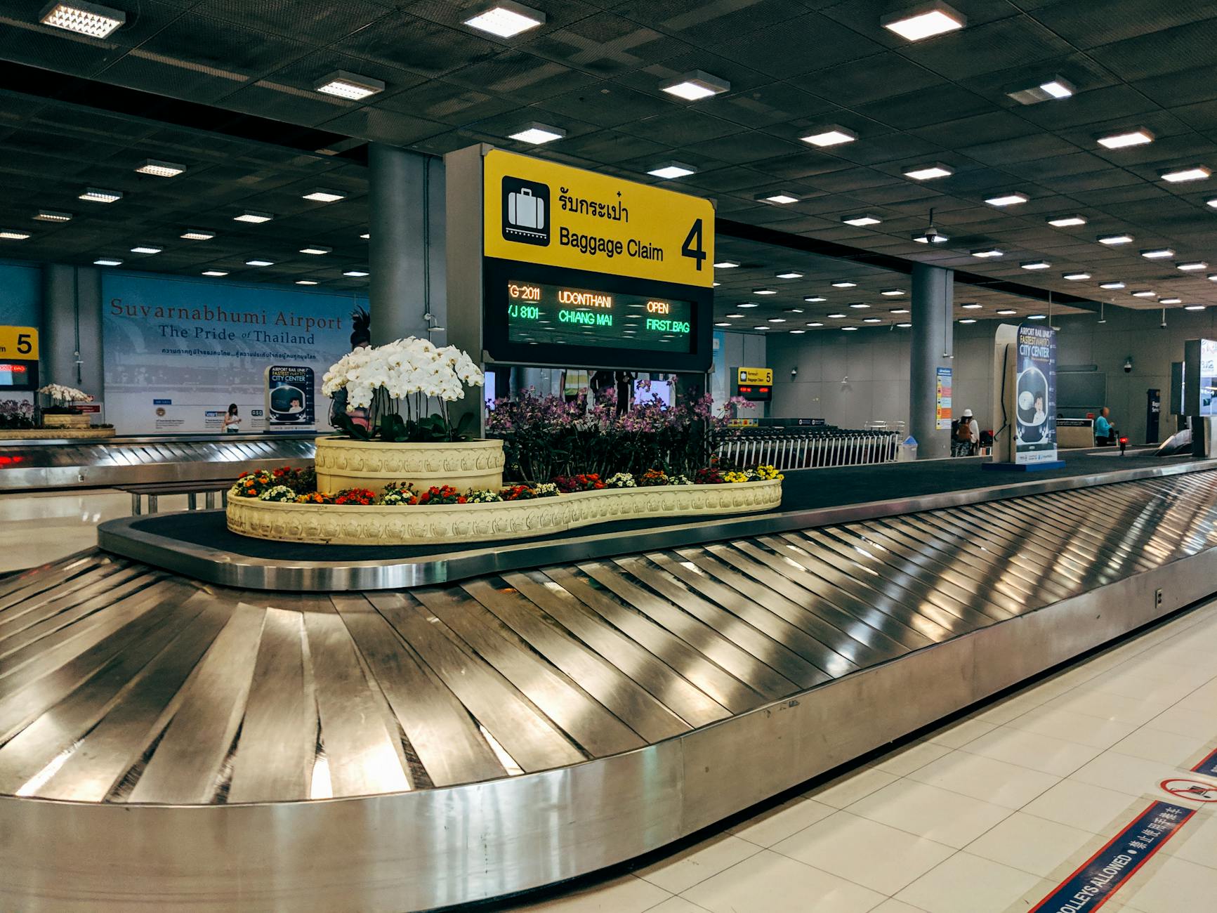 Equipaje perdido en EE.UU.: qué hacer, qué reclamar y cómo protegerte 1 Viajero con maleta en el aeropuerto