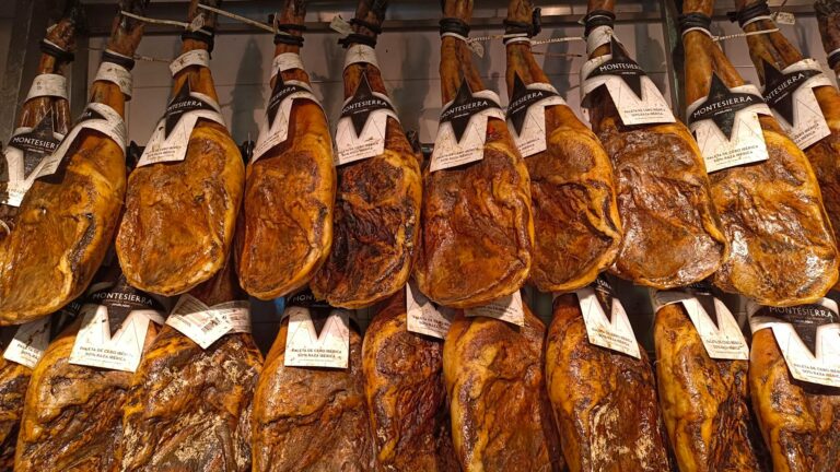 Jamón Ibérico colgado en un local tradicional español