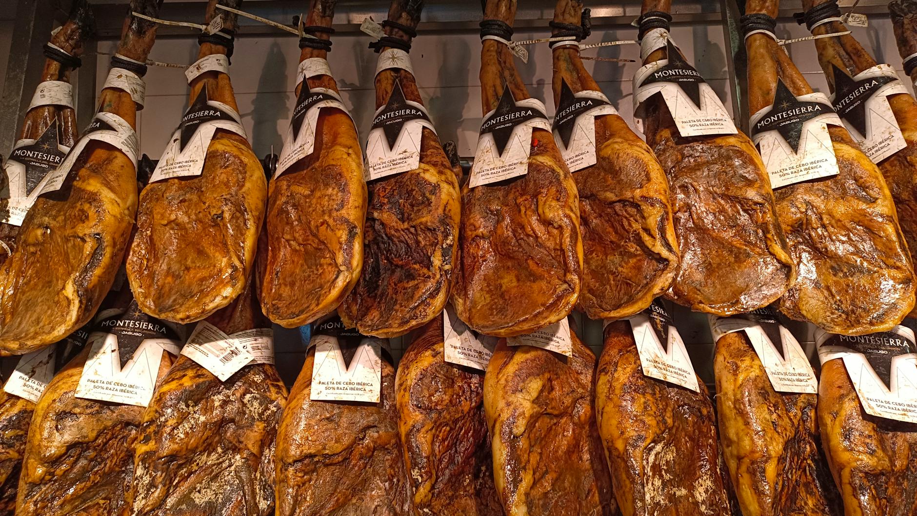 Jamón Ibérico colgado en un local tradicional español