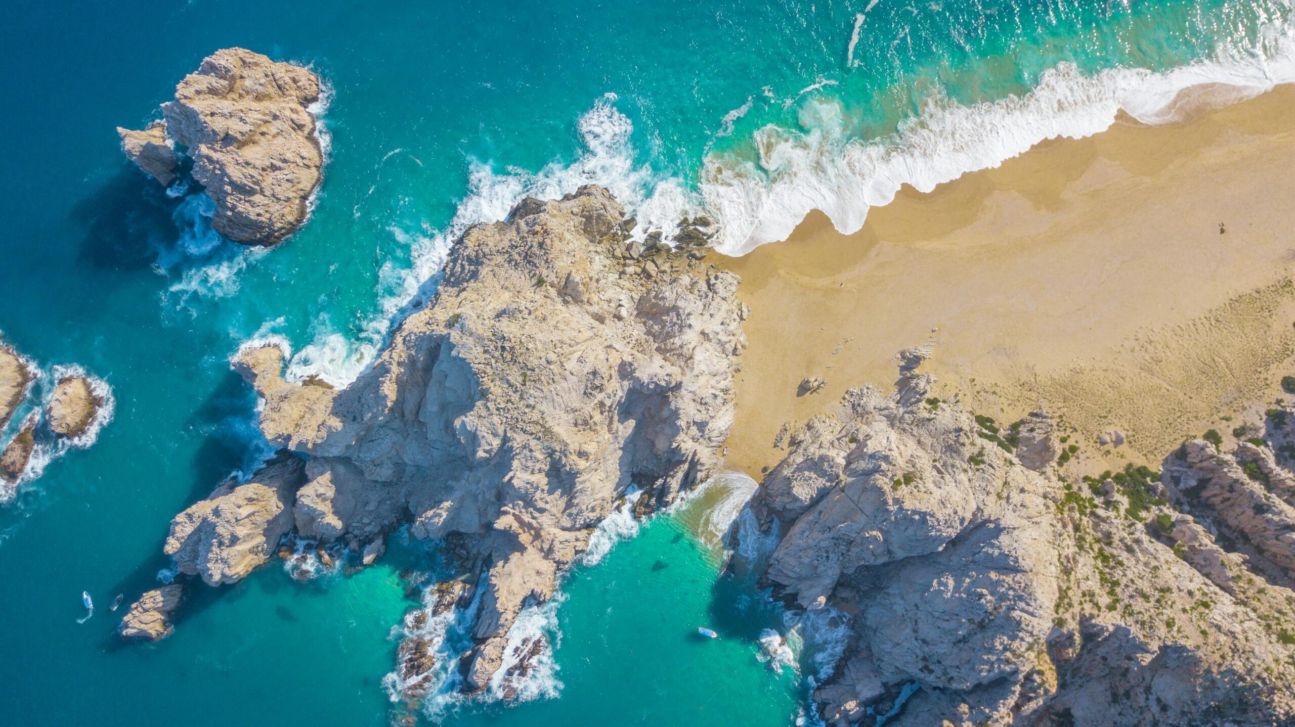 Vista aérea de la costa de Cabo San Lucas con orillas rocosas y aguas turquesas