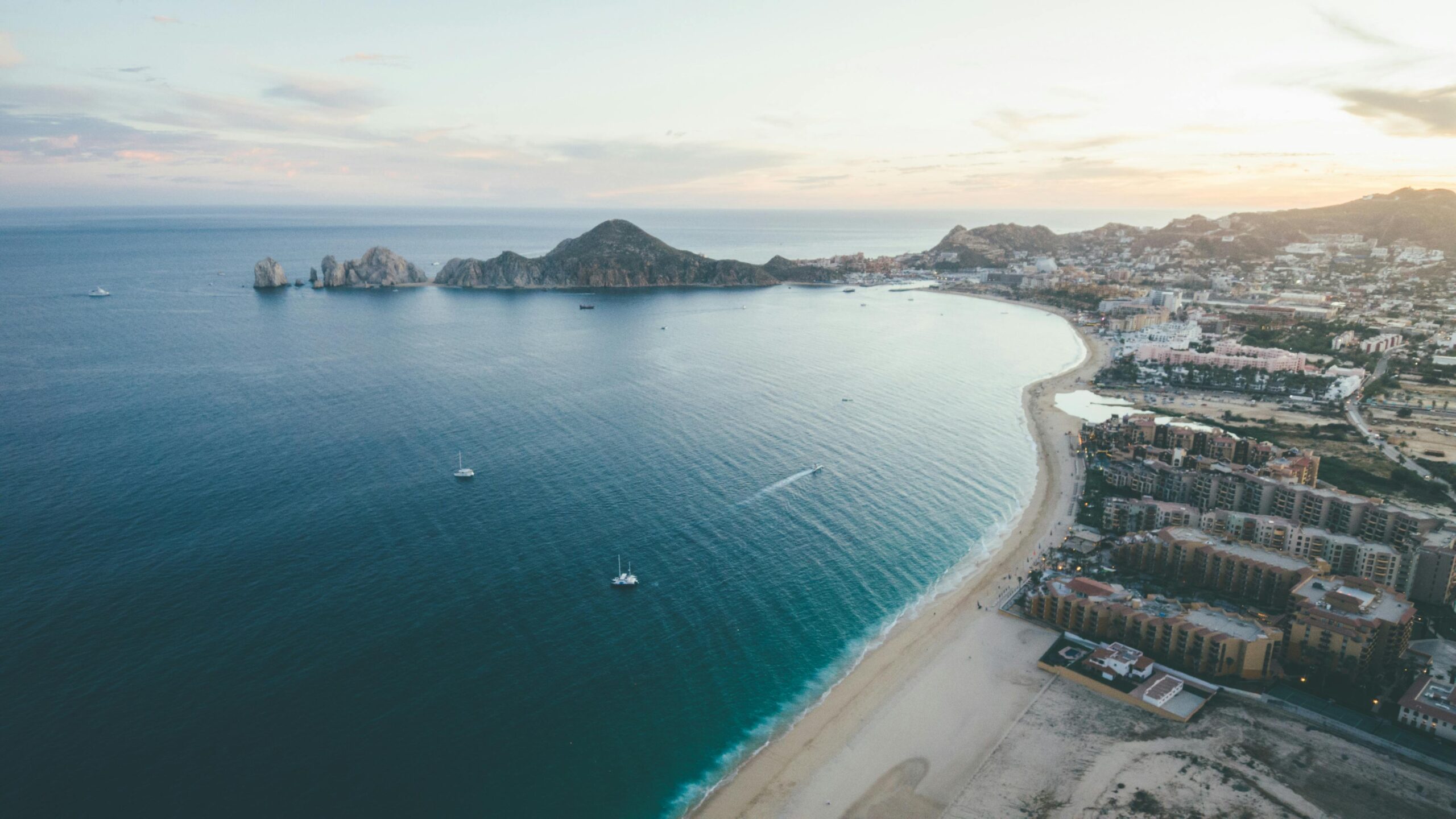 Vista aérea del litoral de Cabo San Lucas al atardecer