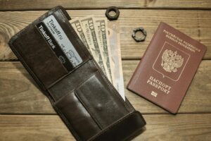 Billetes y monedas de diferentes países para pagar y dar propinas en viajes internacionales
