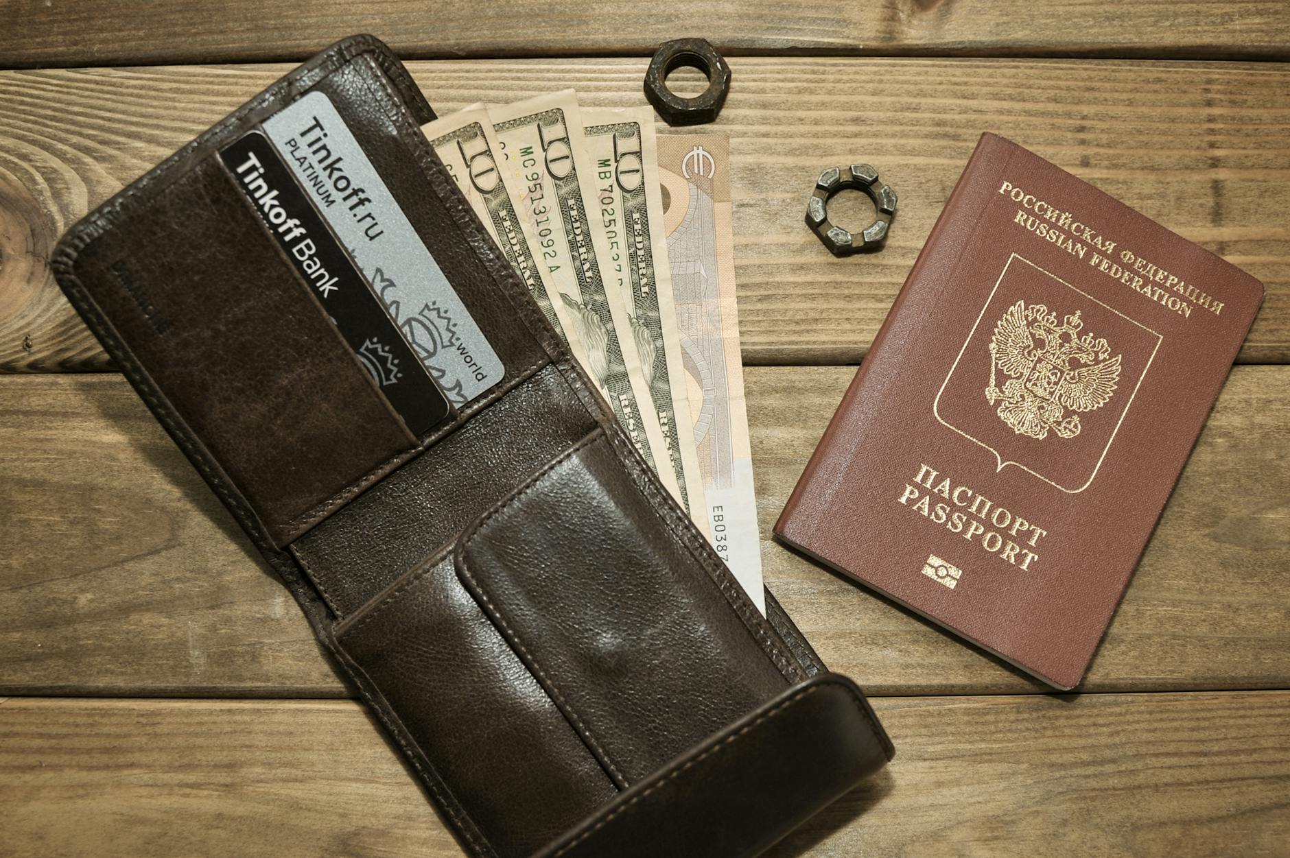 Guía de propinas por países: cuánto dar y cuándo 1 Billetes y monedas de diferentes países para pagar y dar propinas en viajes internacionales