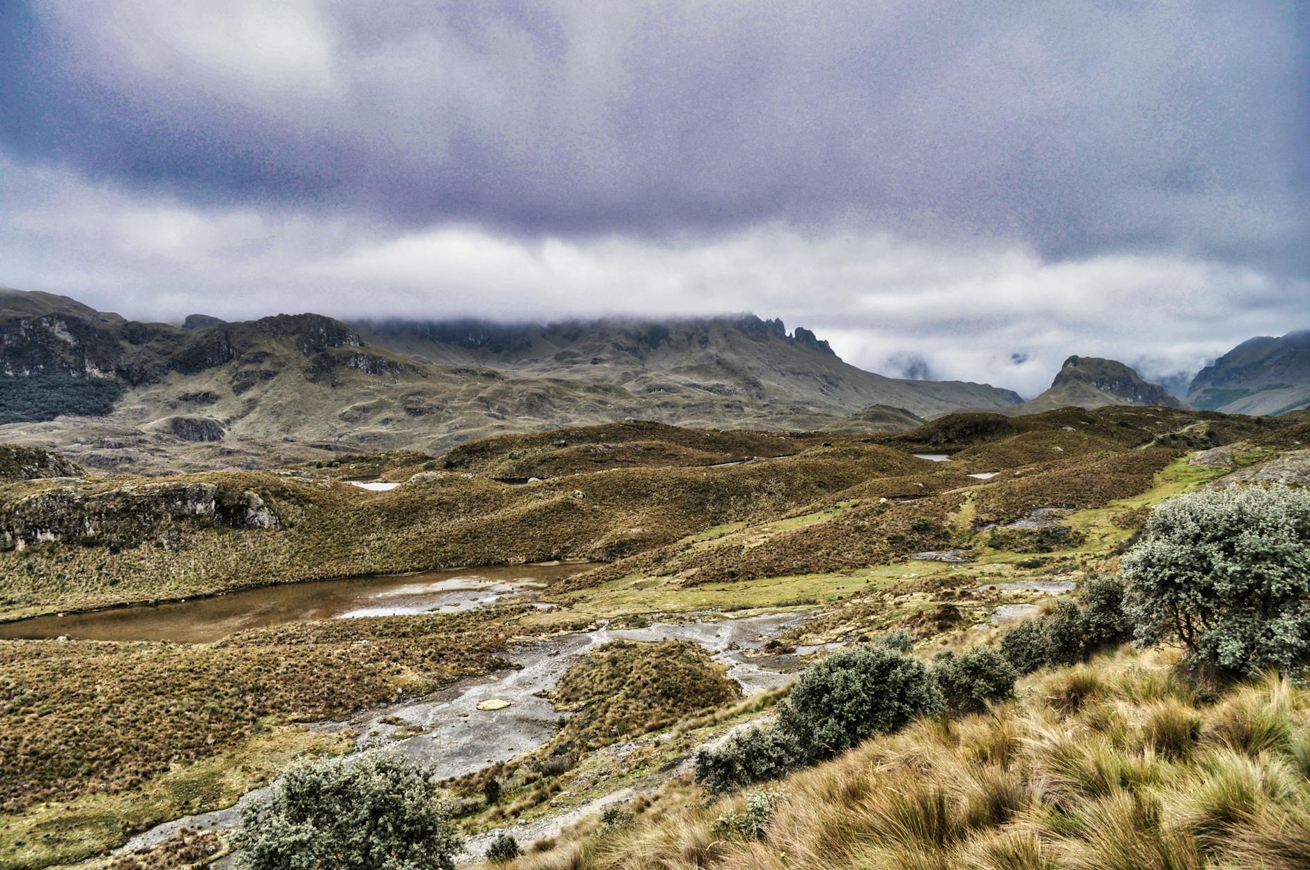 Paisaje de la sierra ecuatoriana cerca de Cuenca, punto de partida para Ingapirca