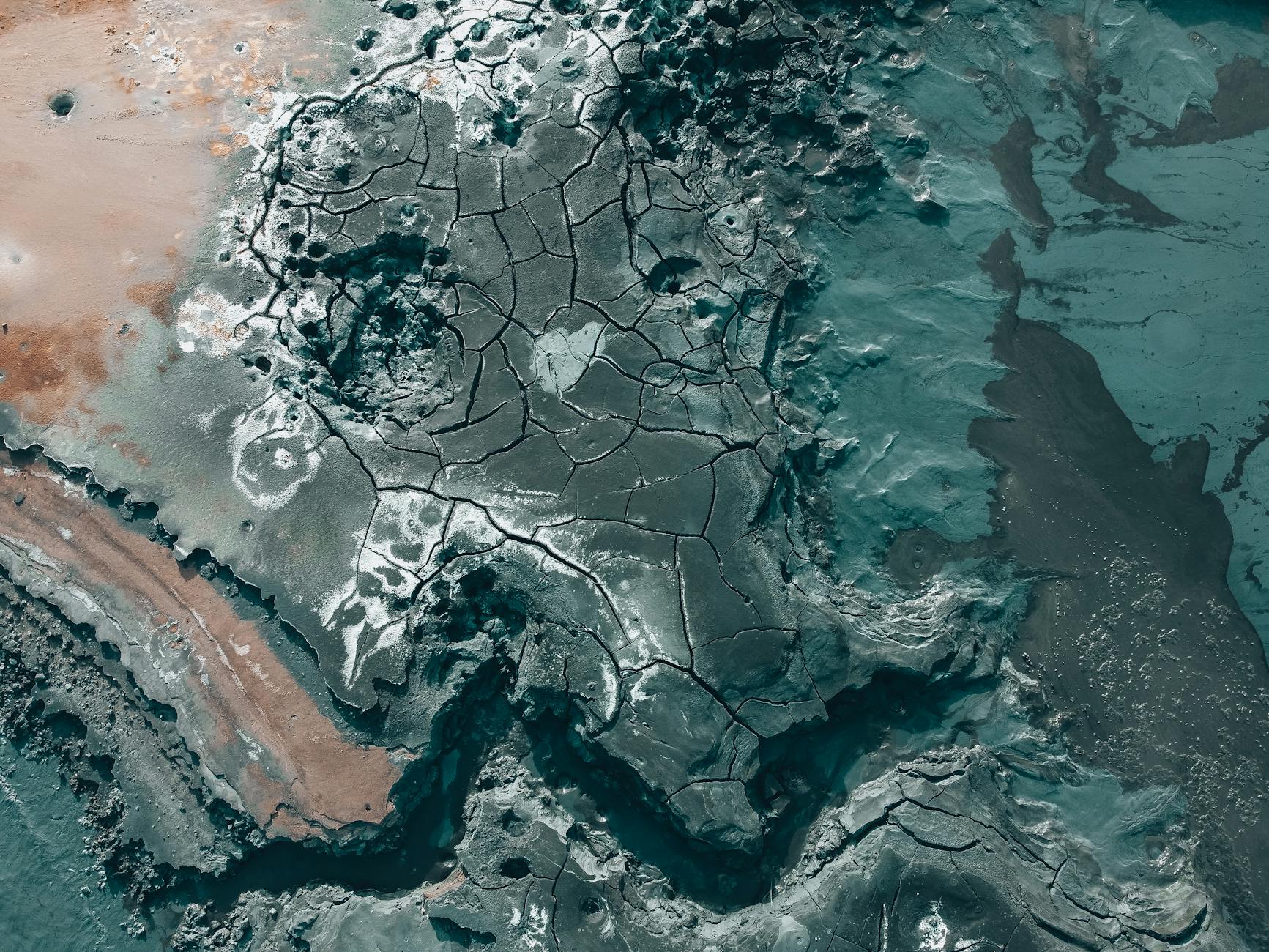 Paisaje aéreo de costa con colores del agua y la tierra desde altura