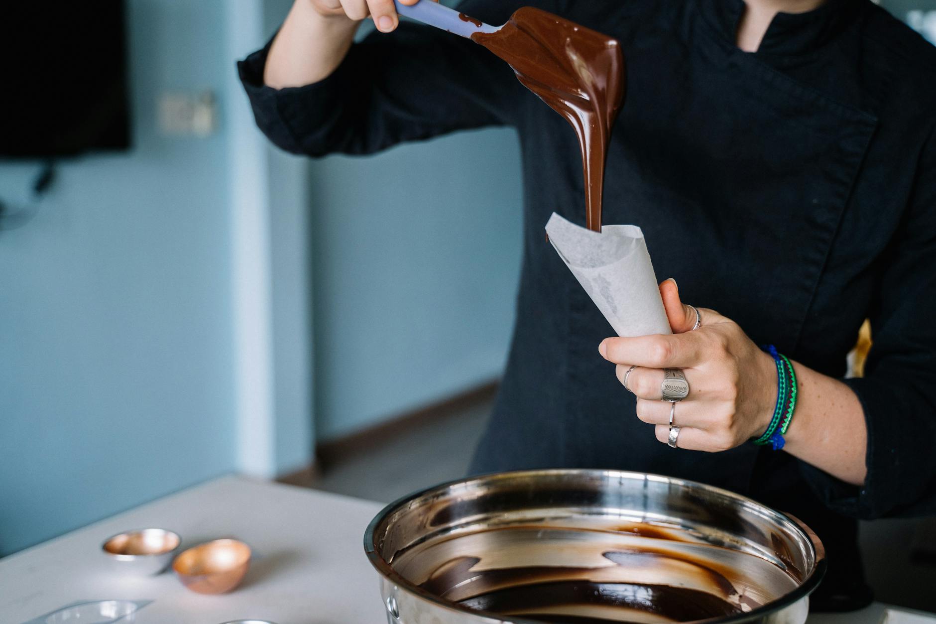 Cursos de cocina en la Toscana: aprende gastronomía italiana en un fin de semana 2 Maestro chocolatero trabajando con chocolate en un taller artesanal