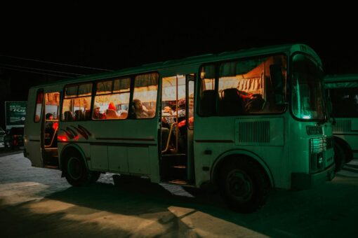 Home Elementor 1 Estación de autobuses con viajeros esperando su transporte