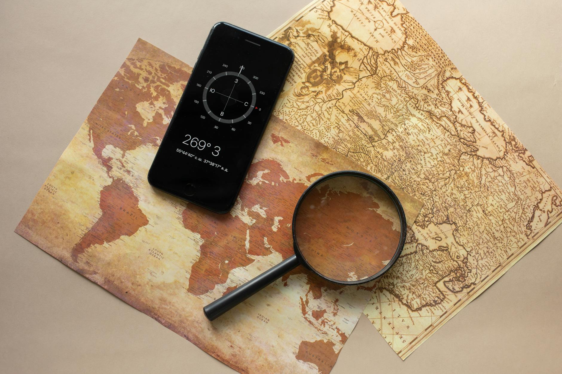 Apps y herramientas digitales para viajeros en 2026 1 persona usando smartphone para buscar información de viaje y reservas online