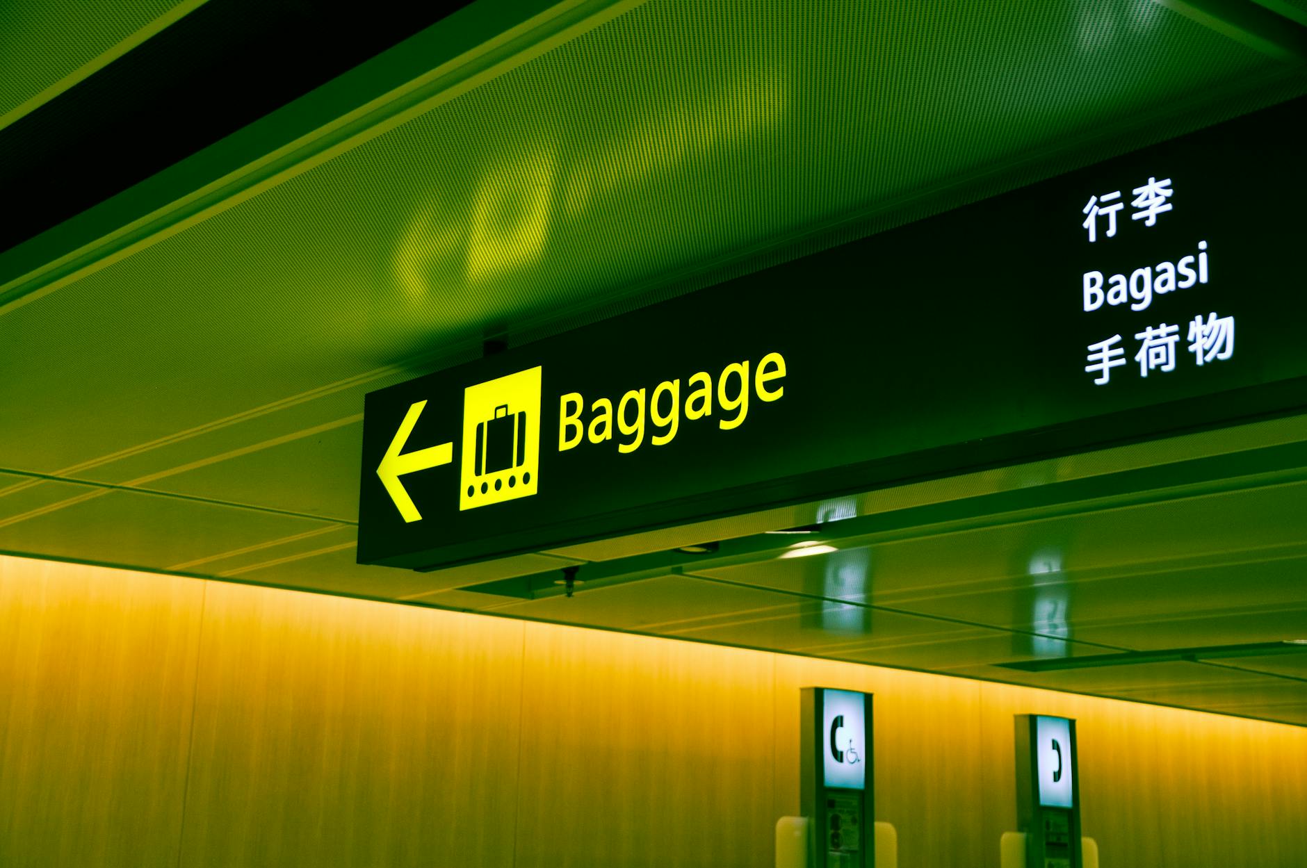 Equipaje perdido en EE.UU.: qué hacer, qué reclamar y cómo protegerte 2 Maletas de viaje en aeropuerto