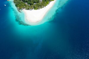 Vista aérea de los atolones de las Maldivas, pequeñas islas rodeadas de agua turquesa