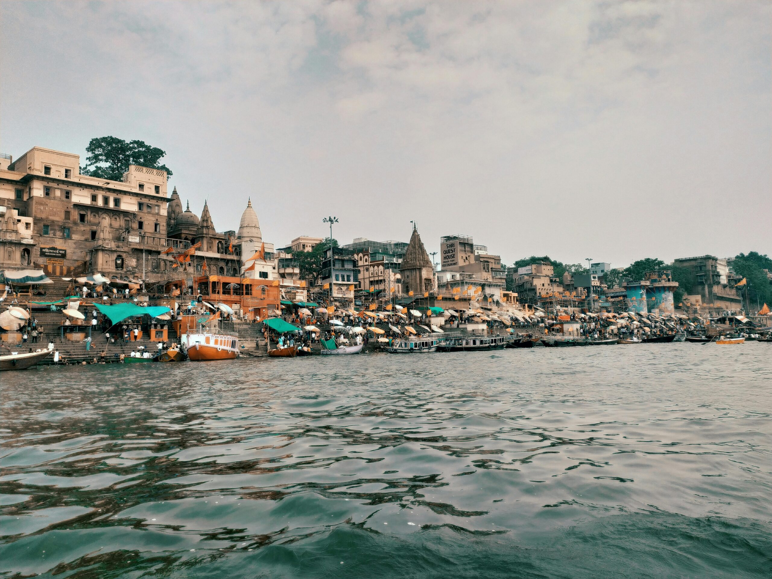 Varanasi: qué ver y saber antes de visitar la ciudad sagrada 1 Vista vibrante de los ghats de Varanasi a orillas del Ganges, India