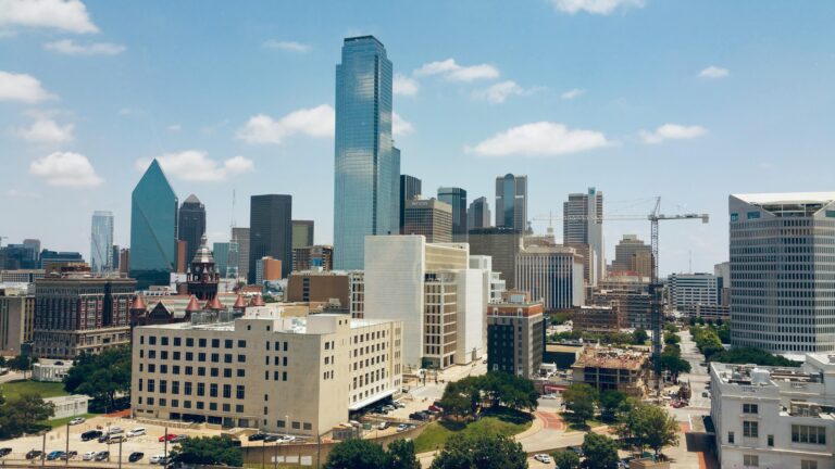 Skyline aéreo de Dallas, Texas con sus rascacielos modernos