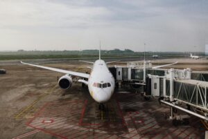 Avión moderno en terminal de aeropuerto internacional