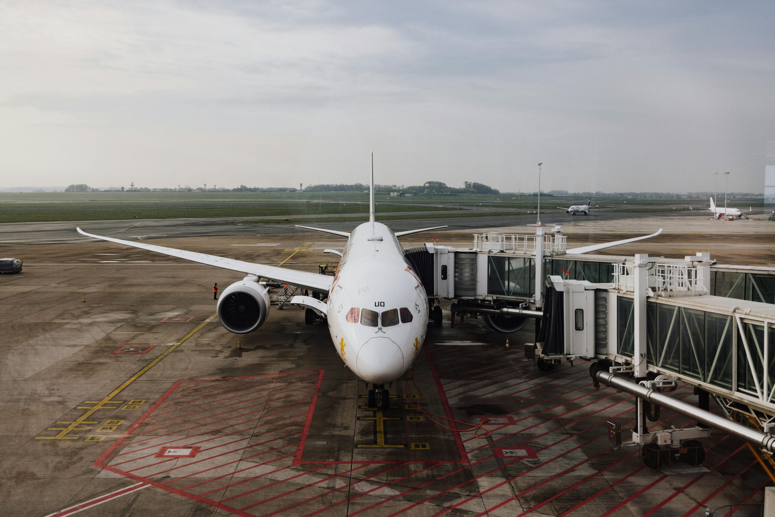 Avión moderno en terminal de aeropuerto internacional