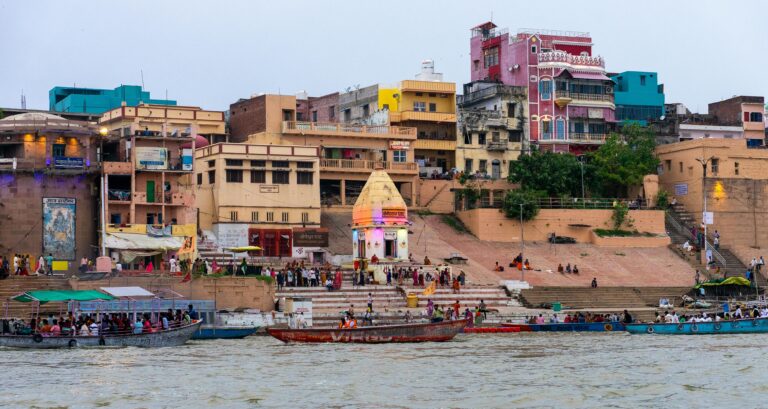 Barcas coloridas y edificios frente al Río Ganges en Varanasi, India