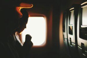 Vista de la ventanilla del avión durante un vuelo largo