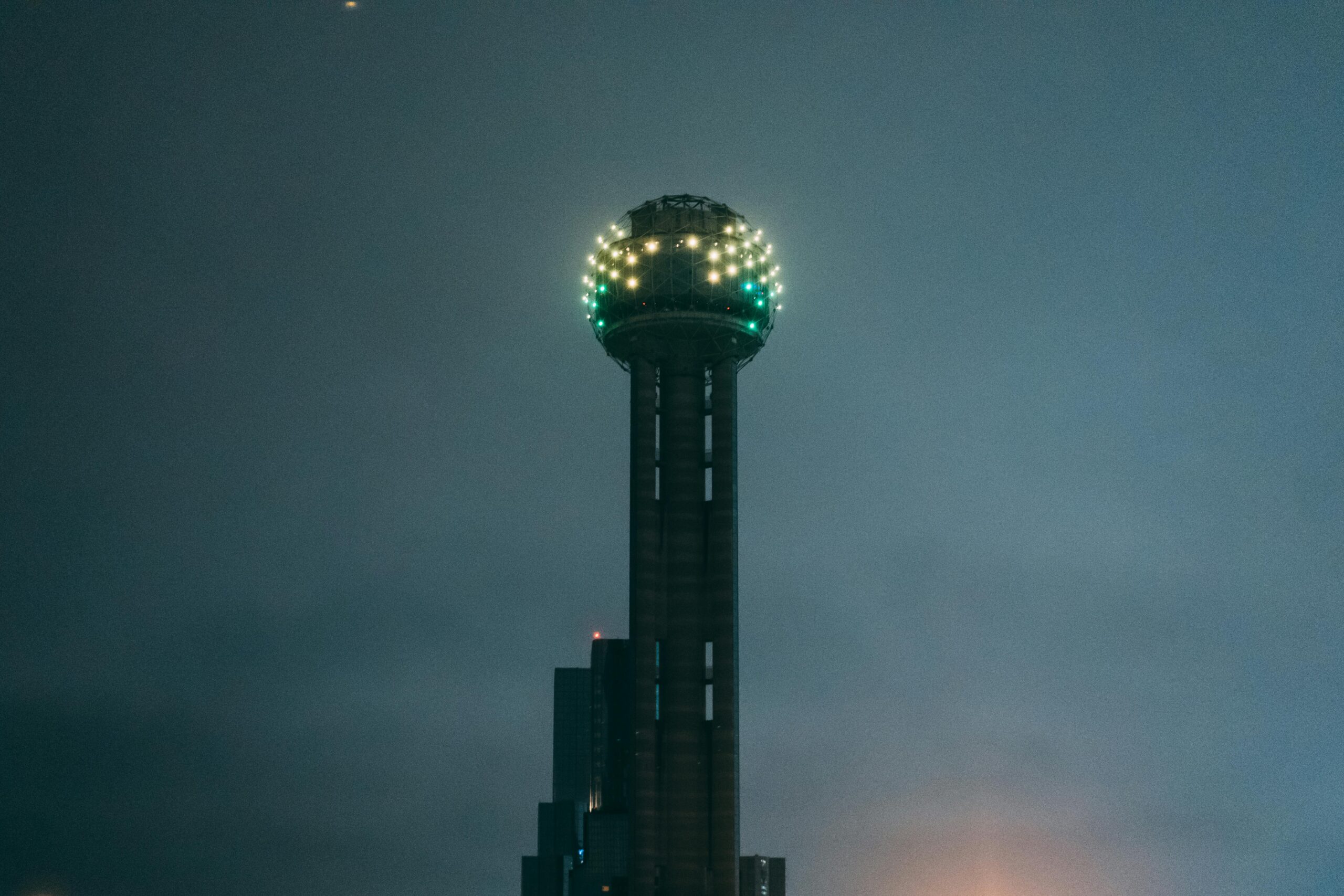 Dallas (Texas): qué ver, hacer y cómo llegar desde España 2 Reunion Tower iluminada por la noche en Dallas, Texas