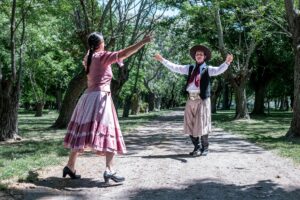 Bailarines gauchos con vestimenta tradicional argentina en el parque de Chascomús