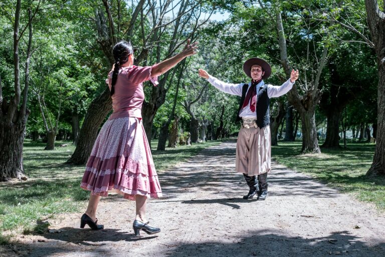 Home Elementor 4 Bailarines gauchos con vestimenta tradicional argentina en el parque de Chascomús
