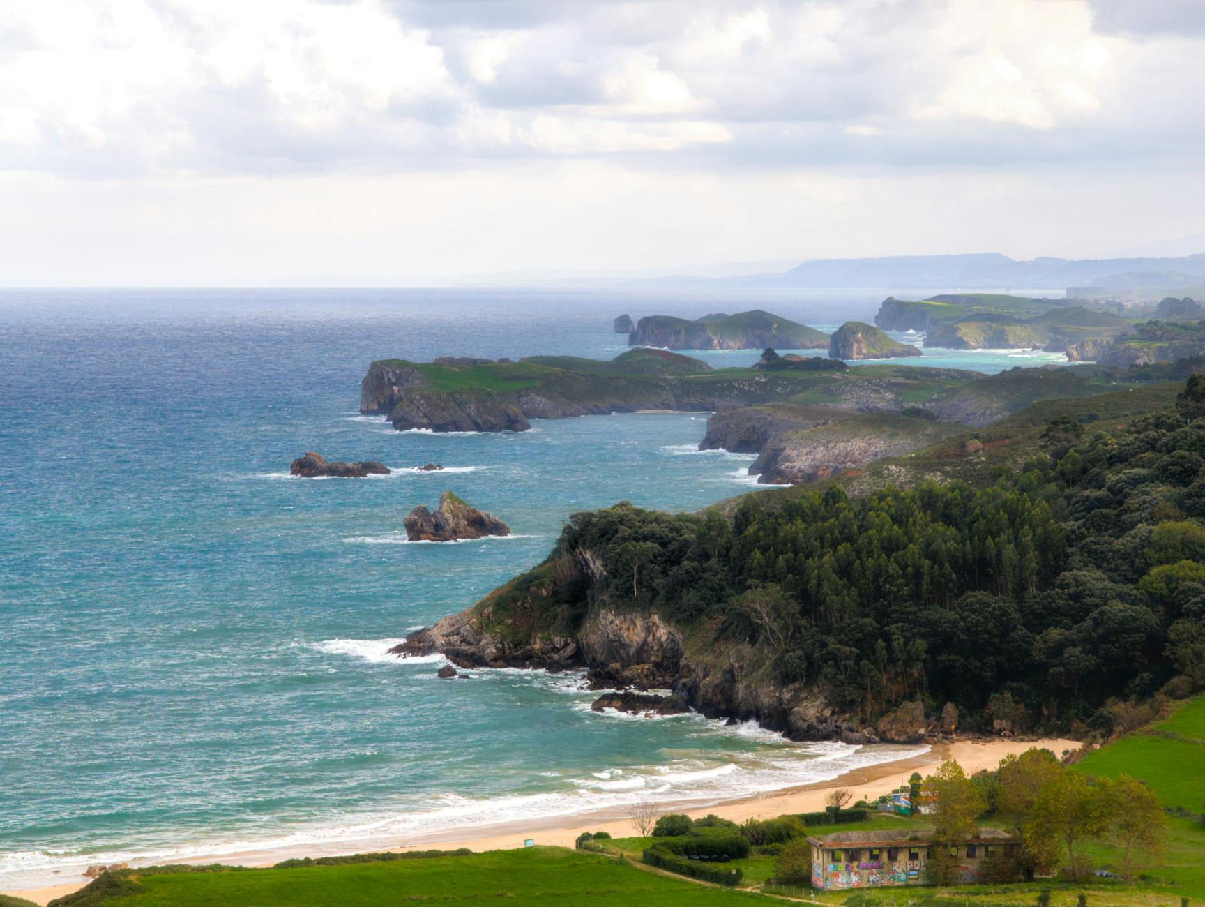 Acantilados dramáticos de la costa asturiana con vistas al Atlántico