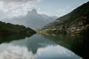 Lago de montaña en los Pirineos españoles con picos nevados al fondo