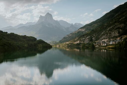 Lago de montaña en los Pirineos españoles con picos nevados al fondo