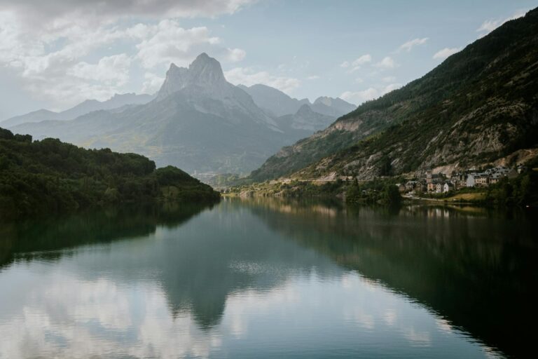 Home Elementor 5 Lago de montaña en los Pirineos españoles con picos nevados al fondo