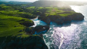 Vista aérea de la costa de Asturias con acantilados y praderas verdes