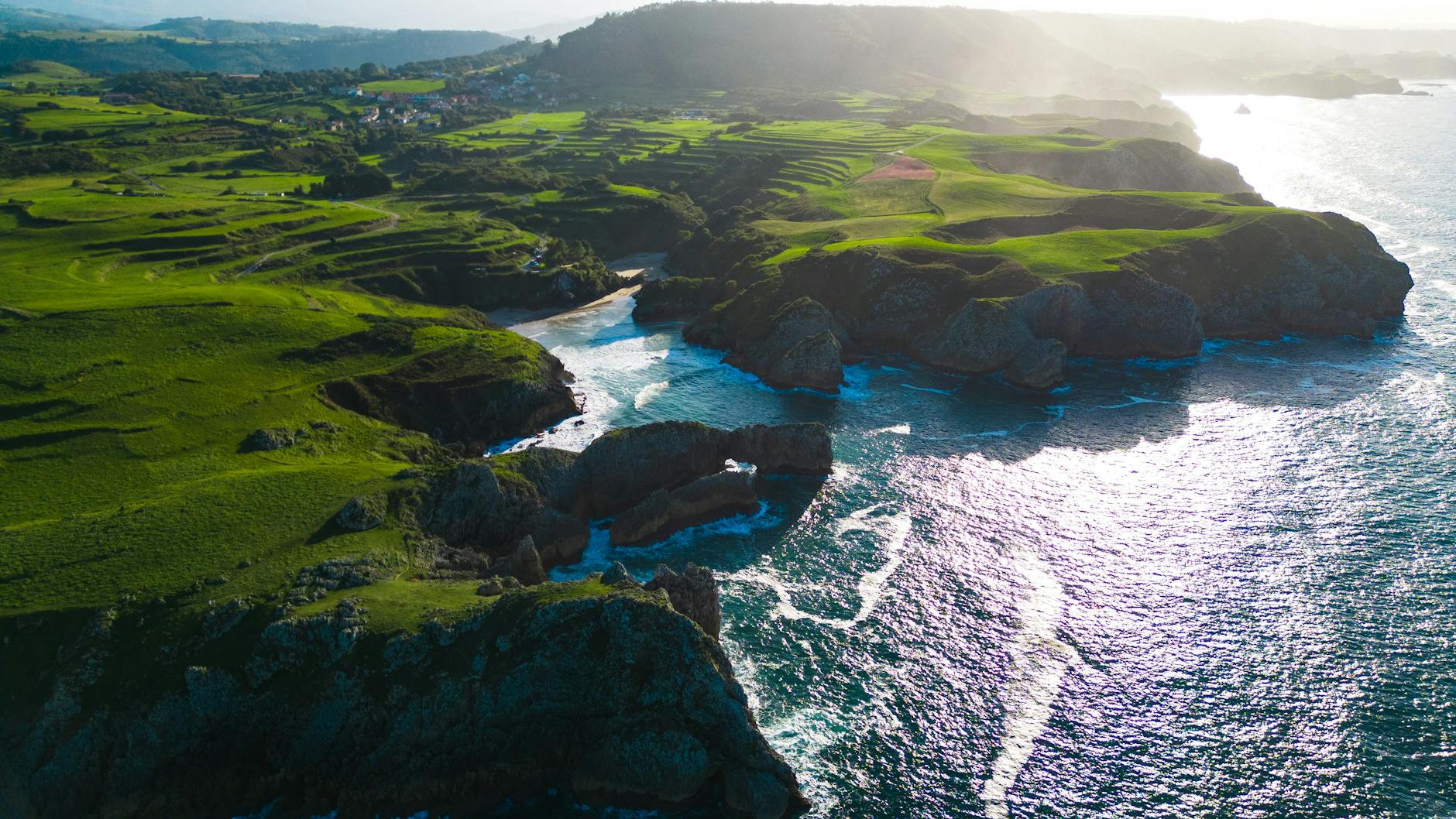 Vista aérea de la costa de Asturias con acantilados y praderas verdes