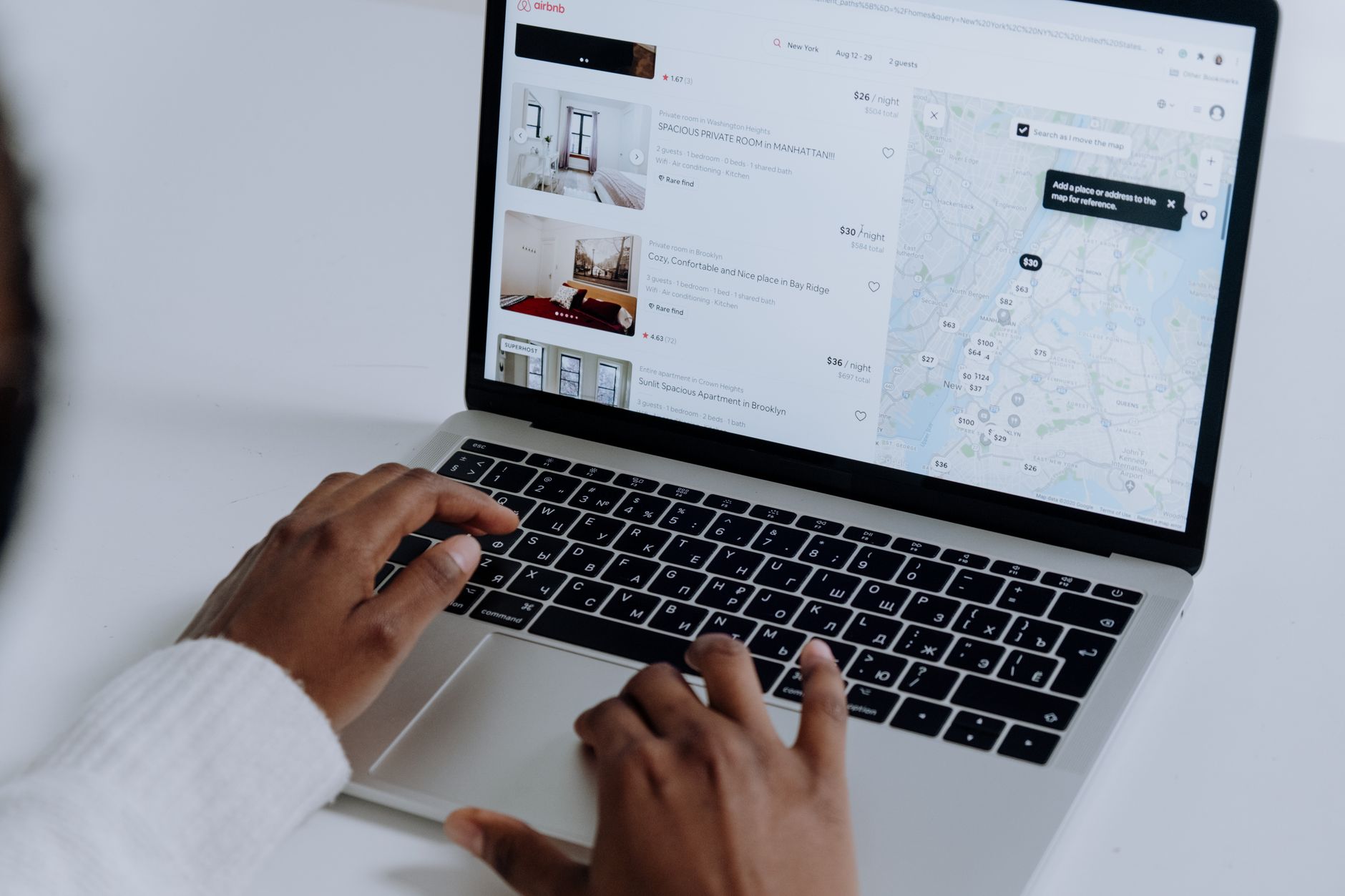 Reservar paquetes de vacaciones online sin errores 1 persona buscando paquetes de vacaciones en laptop