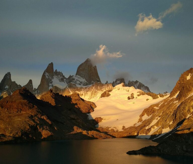 Paisaje de la Patagonia argentina con lagos y montañas nevadas