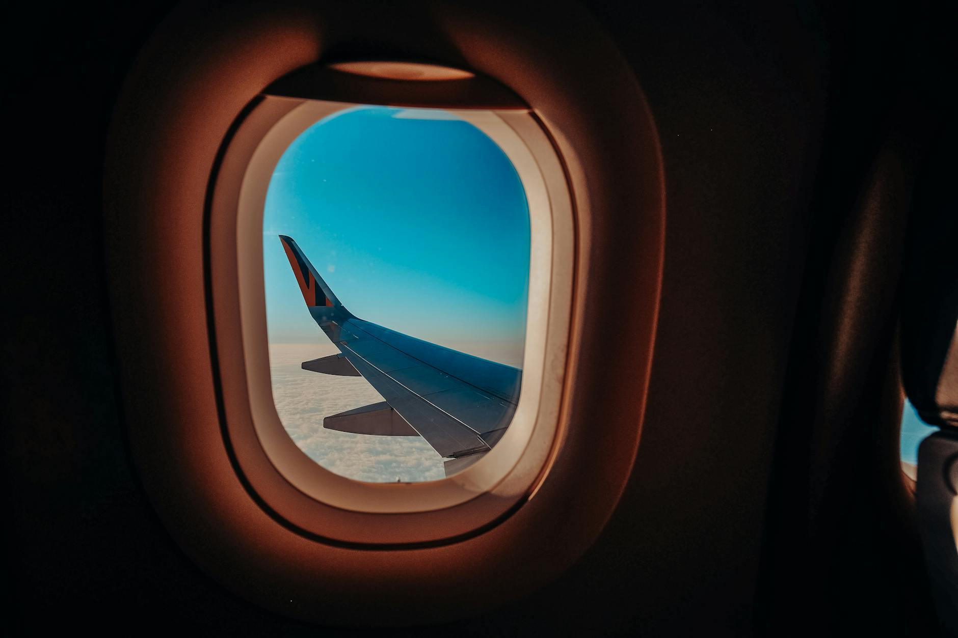 Cómo sobrevivir a un vuelo de más de 8 horas: guía práctica 1 Pasajero en asiento de clase turista en vuelo de larga distancia