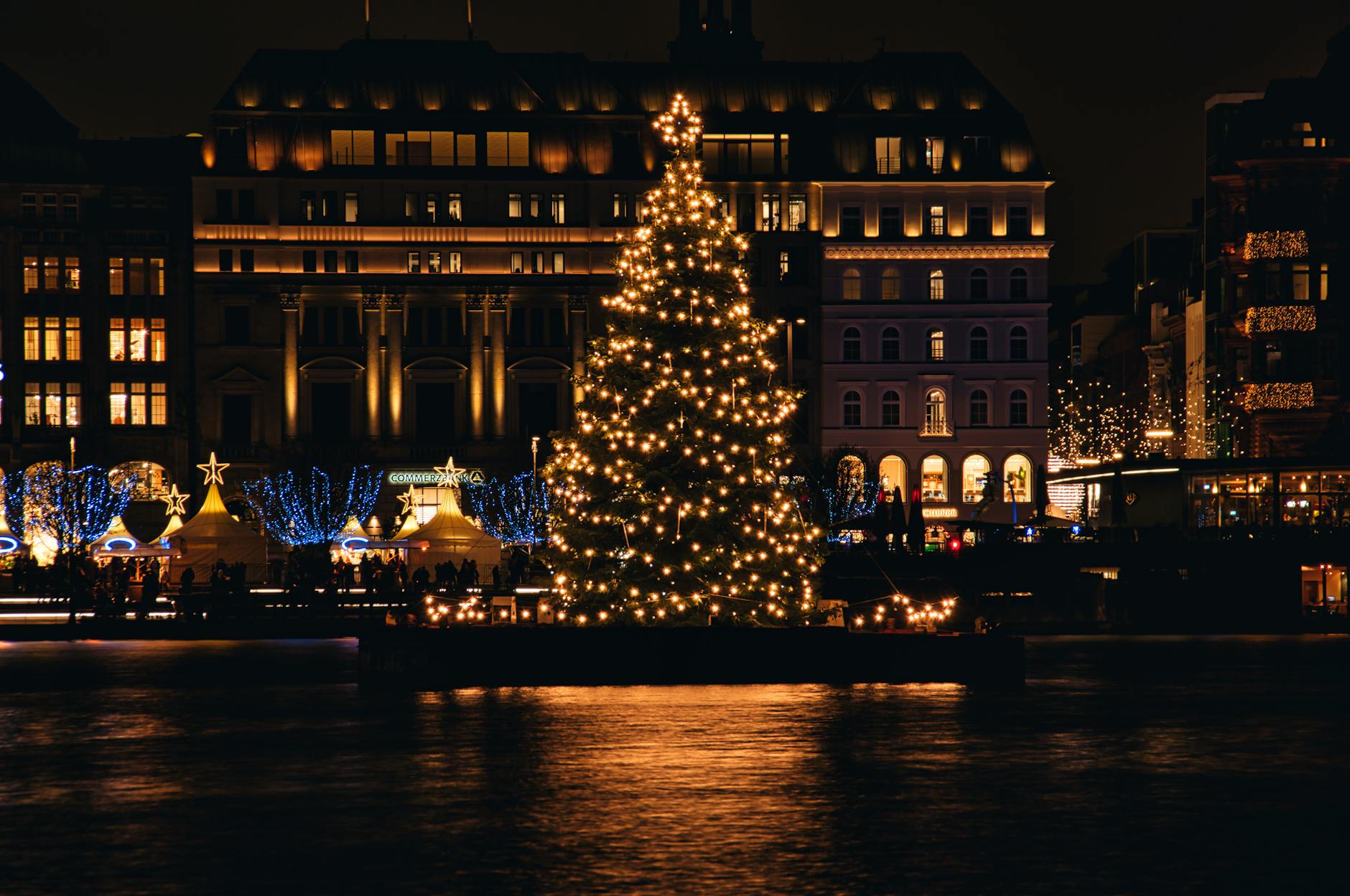 Árboles de Navidad en Europa: los más espectaculares de 2026 1 mercado navideño europeo con puestos iluminados y árboles decorados