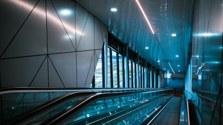 Home Elementor 7 Escaleras mecánicas en terminal de aeropuerto moderno de cristal