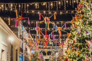 decoraciones navideñas coloridas en calle de américa latina