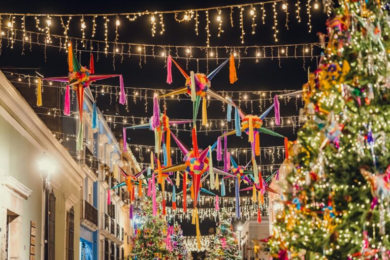 Home Elementor 5 decoraciones navideñas coloridas en calle de américa latina
