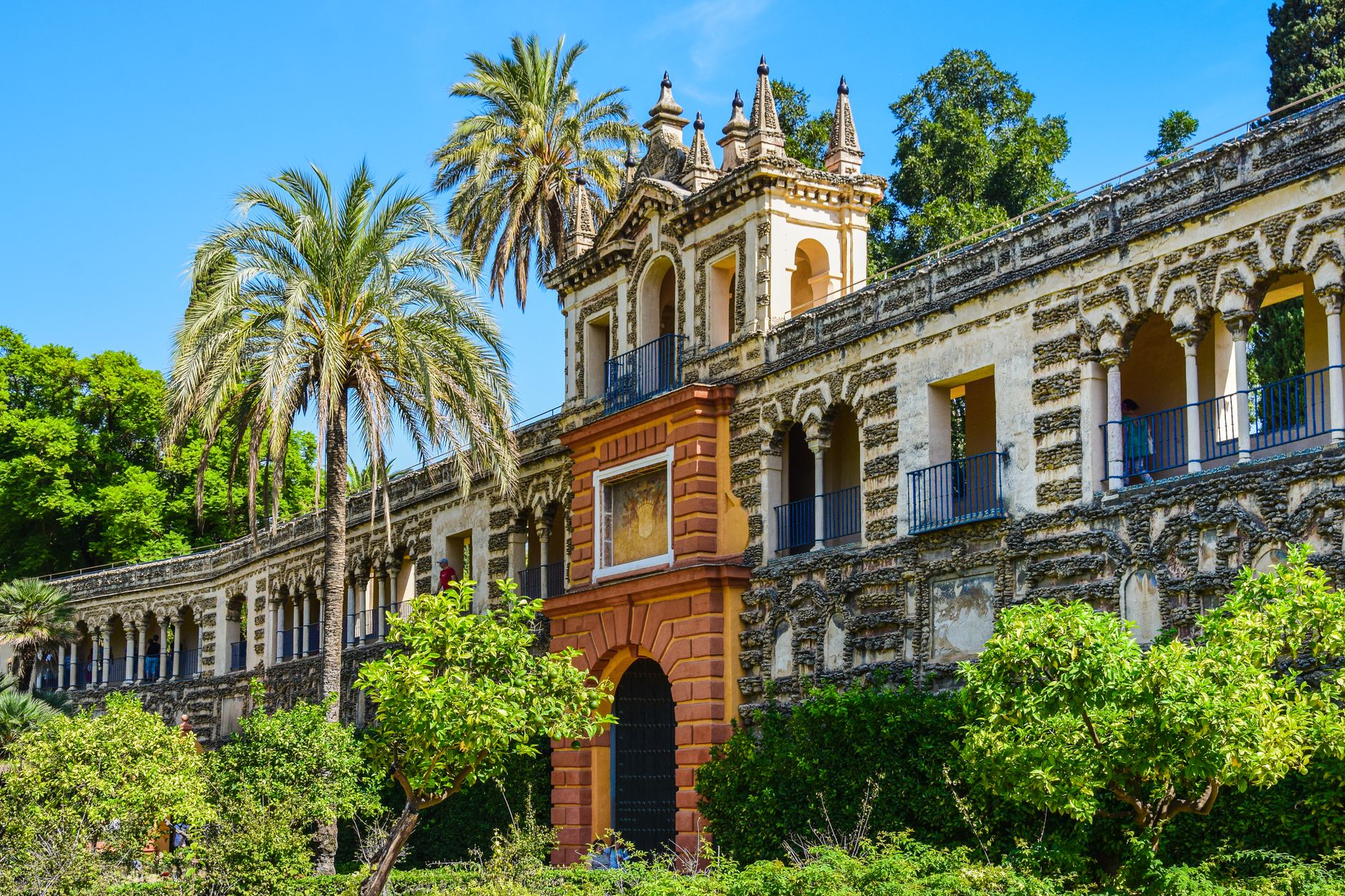 Sevilla en 2026: guía práctica para tu primera visita 2 Jardines del Real Alcázar de Sevilla con fuentes y arquitectura mudéjar