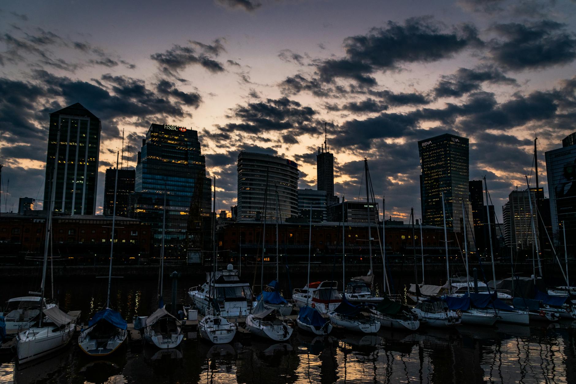 Barrio de Puerto Madero con el río de la Plata y la ciudad de Buenos Aires
