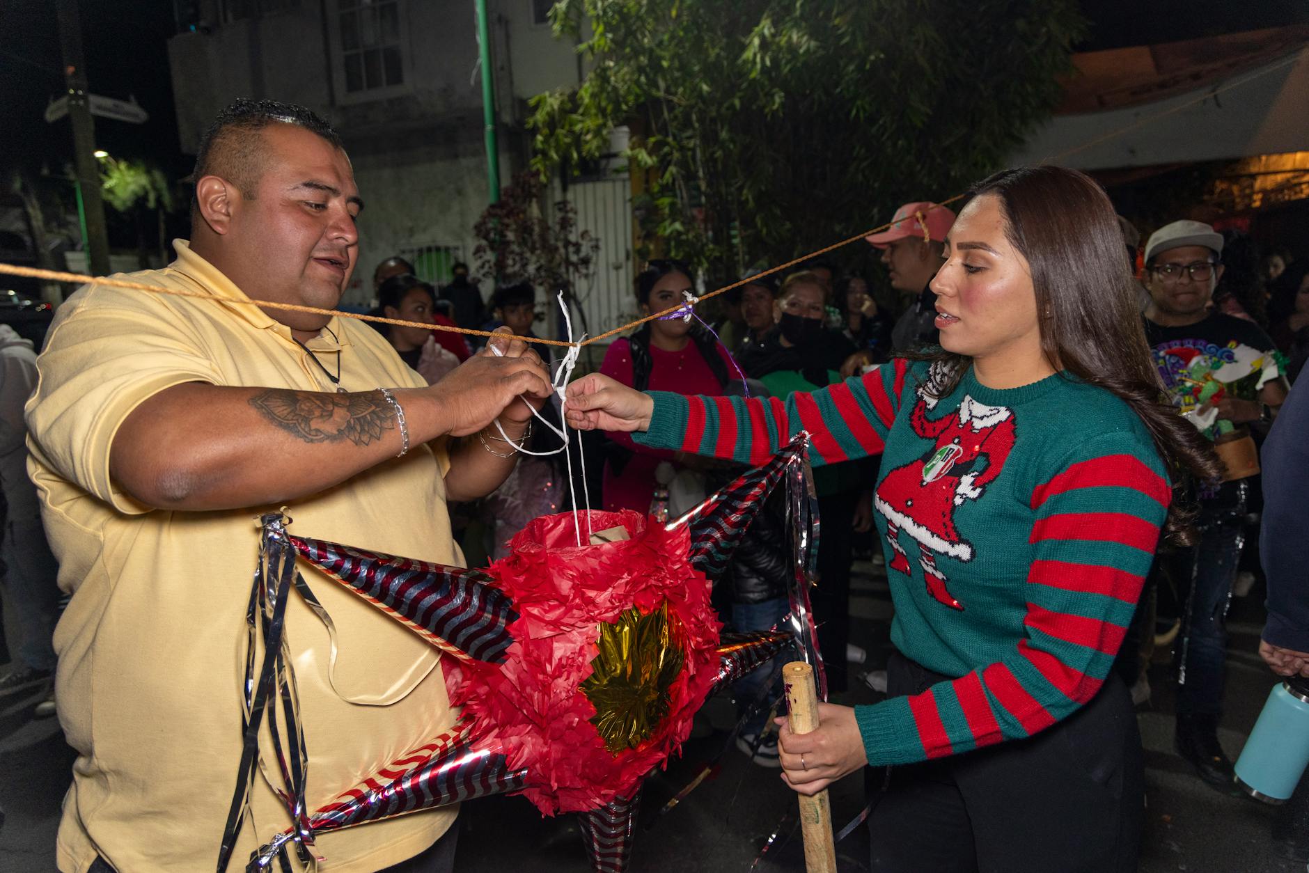Navidad en América Latina: tradiciones curiosas para 2026 1 mercado navideño con luces y árboles en latinoamérica