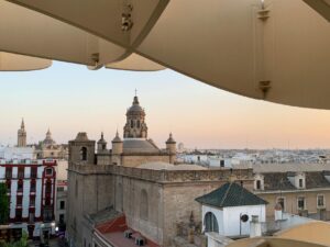 Catedral de Sevilla y la Giralda al atardecer desde el centro histórico