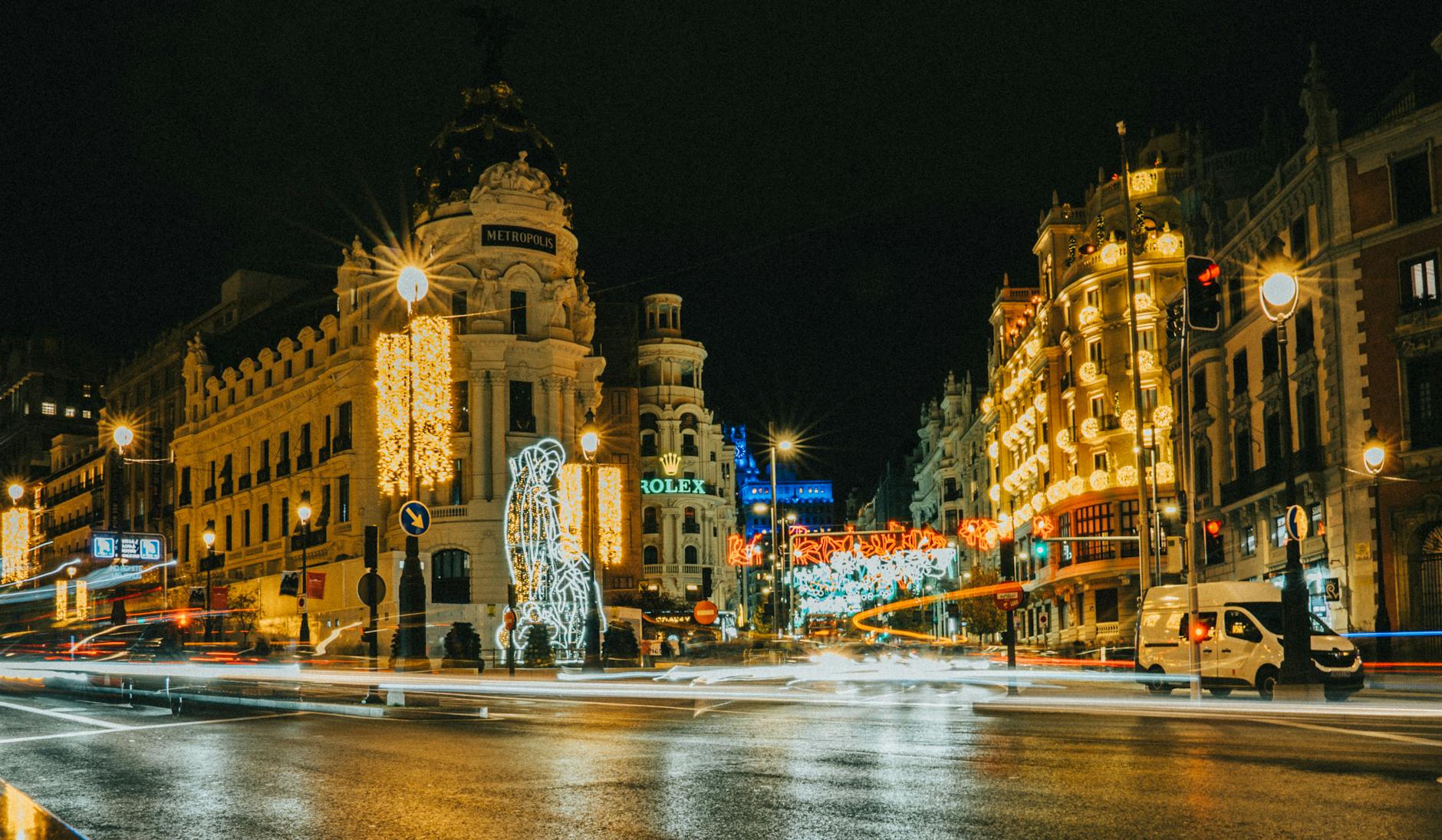 Navidad en Madrid 2026: luces, mercados y qué hacer 1 plaza de Madrid decorada para navidad con árbol y luces
