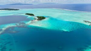 Vista aérea de las aguas turquesas y las islas frondosas de Bora Bora, Polinesia Francesa