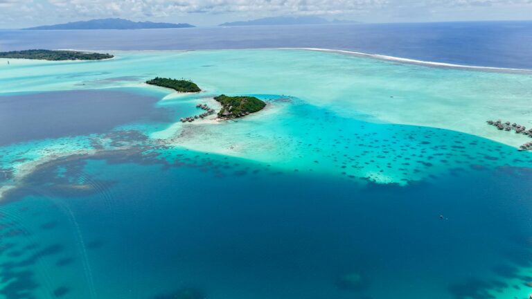 Vista aérea de las aguas turquesas y las islas frondosas de Bora Bora, Polinesia Francesa