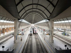 Tren de alta velocidad AVE de Renfe en una estación de España