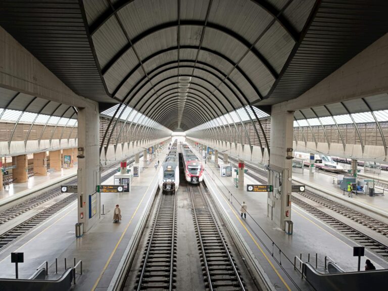Home Elementor 8 Tren de alta velocidad AVE de Renfe en una estación de España