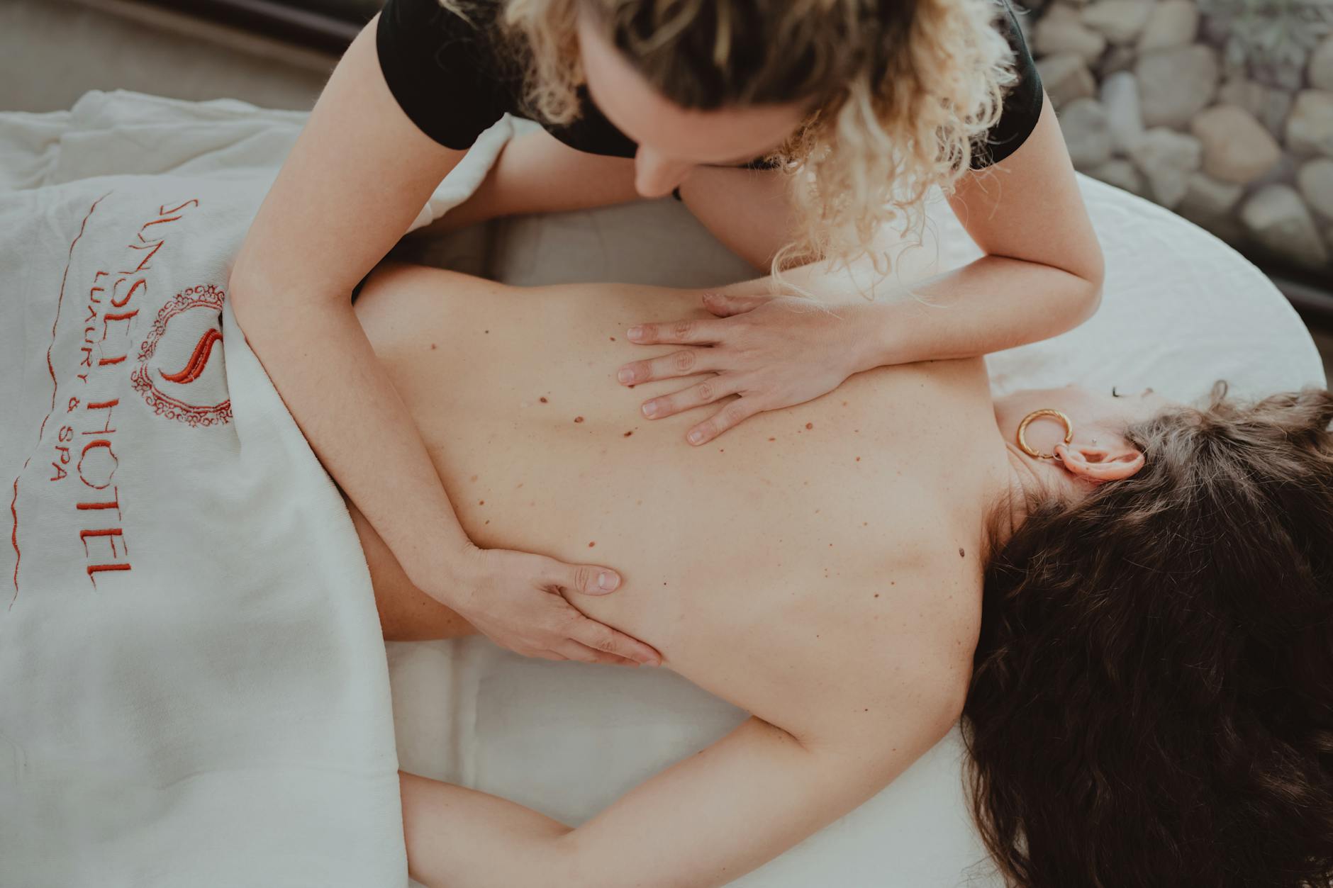 Spa en Buenos Aires: dónde relajarte como viajero en 2026 2 Sesión de masaje en spa de hotel de lujo con ambiente cálido y relajante