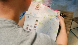 viajero con mapa y mochila planificando ruta de viaje